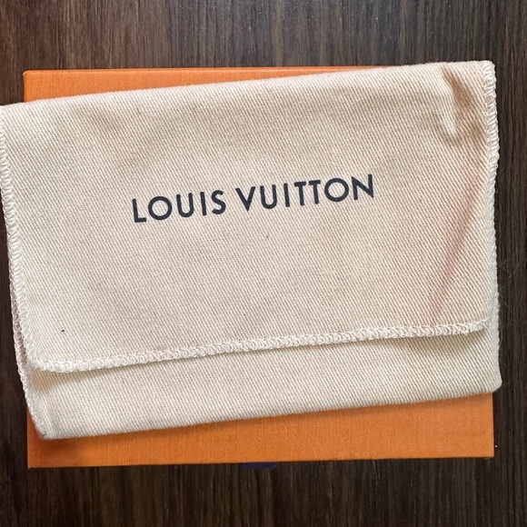 LV zipped card holder with a beautiful dark fuscia trim - Picture 5 of 6